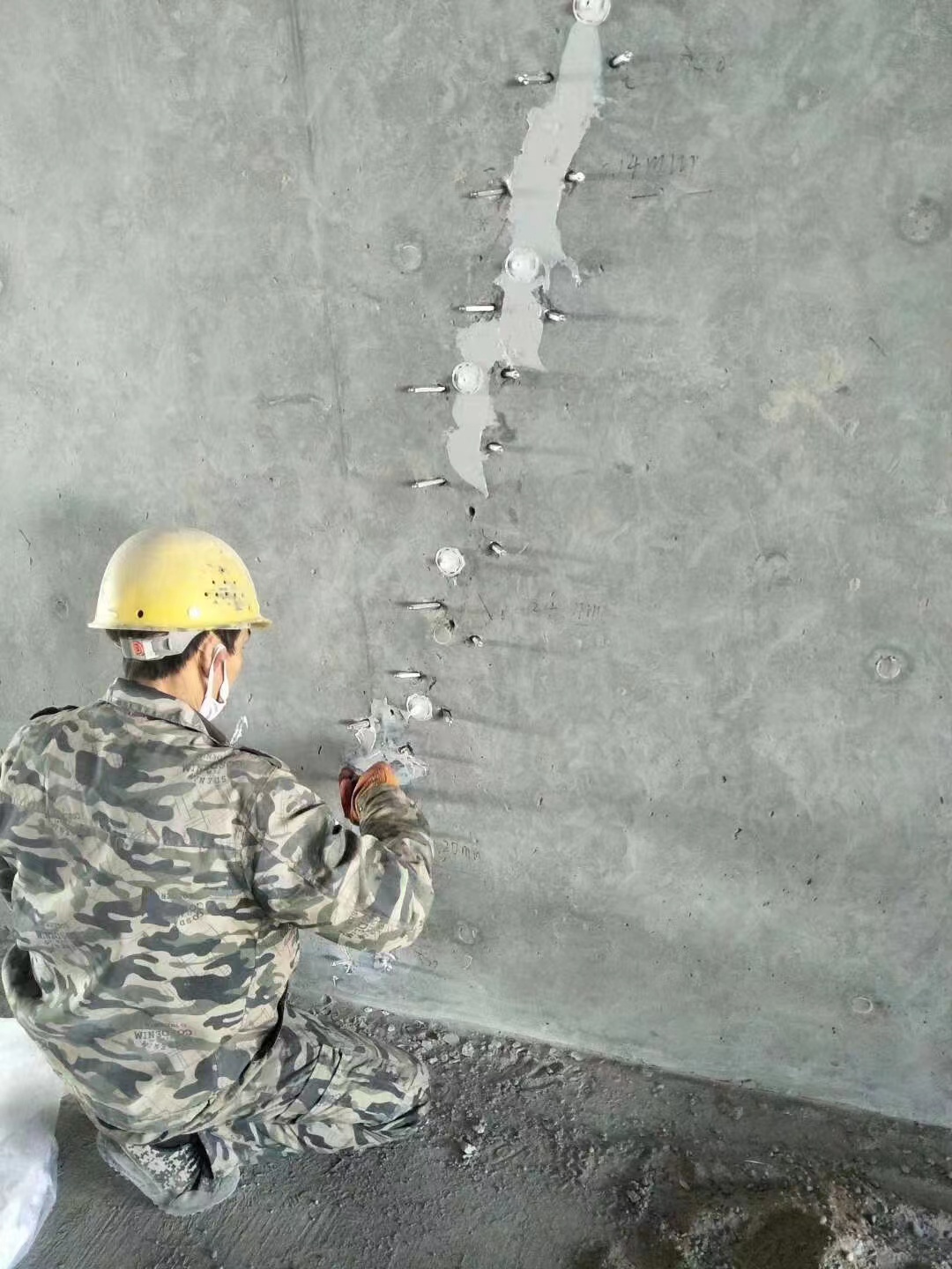 仁布混凝土楼板裂缝加固施工的方案